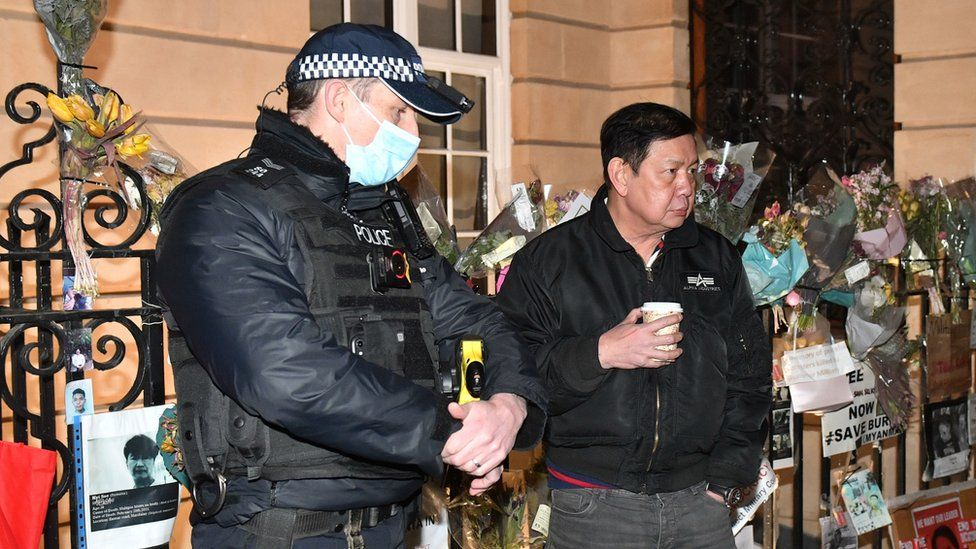 吴左绥敏(右)和警察在使馆外交谈(图源:外媒)