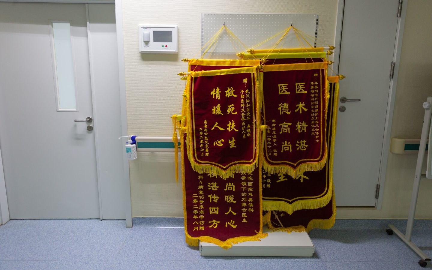 4月2日,湖北武汉协和医院西院区,原新冠肺炎隔离病房如今已恢复正常门诊,楼道内挂着许多锦旗。新京报记者 郑新洽 摄