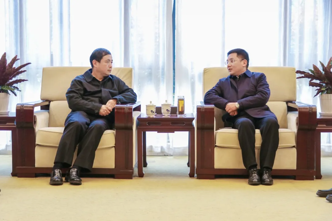 德兴集团董事长_德兴市委书记郭峰会见先锋软件有限公司董事长陈苏一行