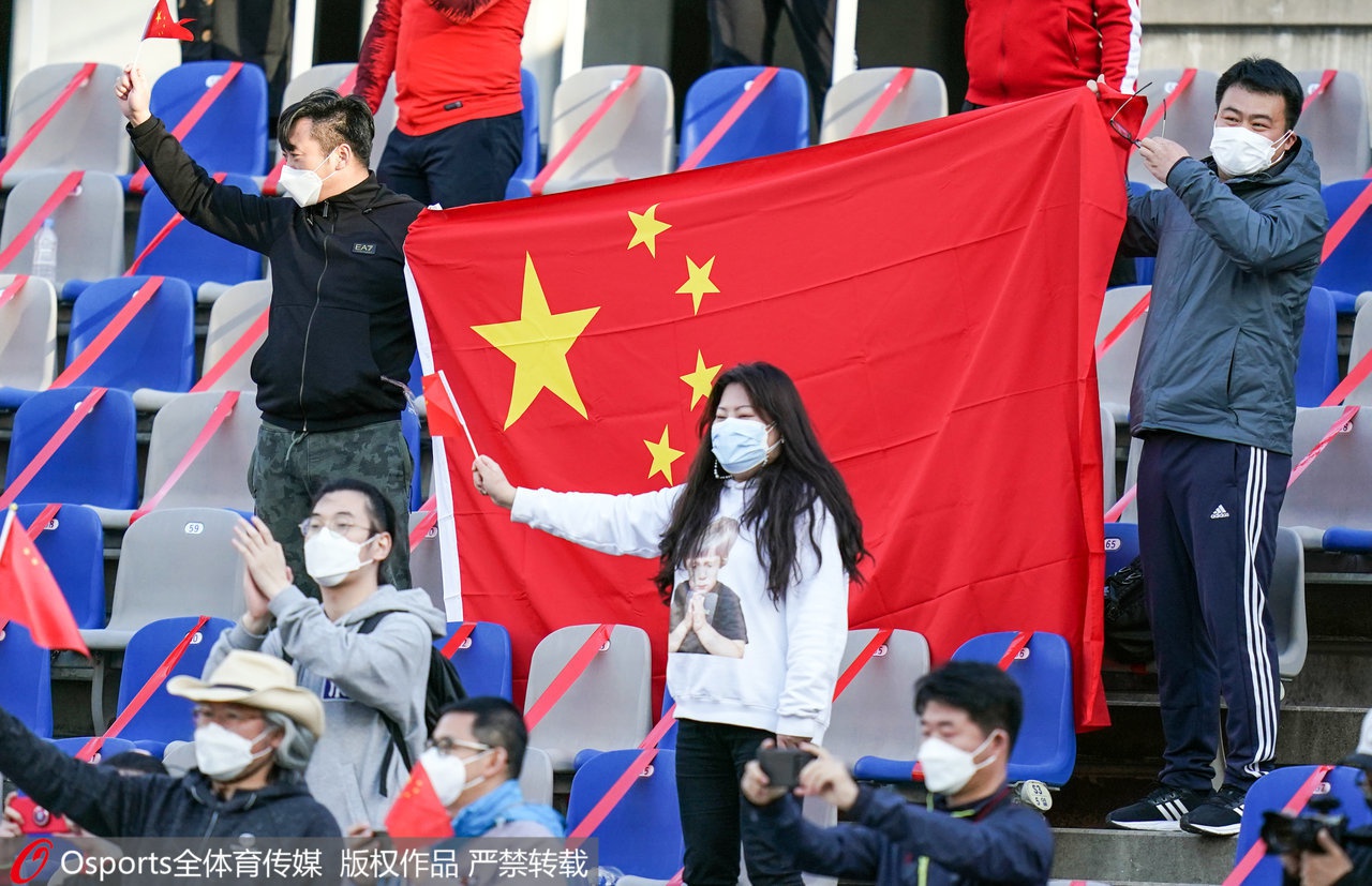 现场助威的中国球迷。