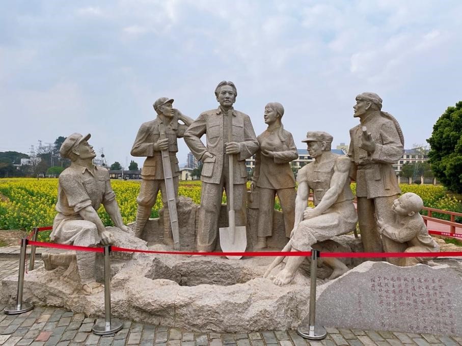 毛主席带领群众挖井雕塑