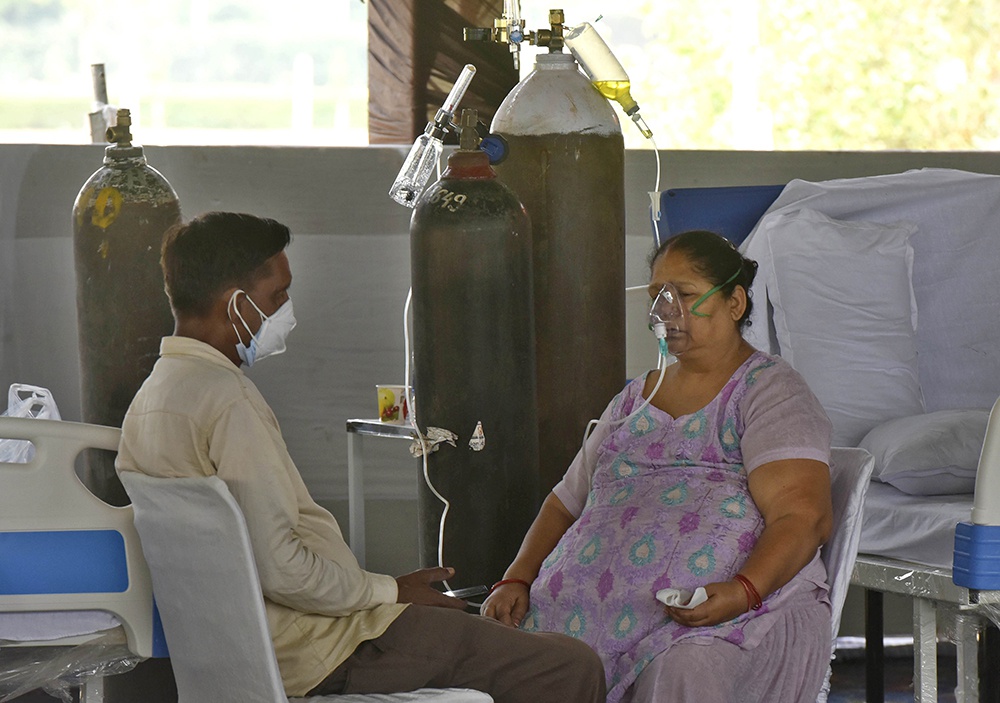 当地时间2021年5月7日，印度哈里亚纳邦，新冠患者在当地一家“氧气中心”中吸氧。 人民视觉 图