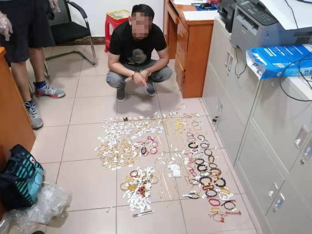 百万金饰“不翼而飞”!小偷“从天而降”入室盗窃休闲区蓝鸢梦想 - Www.slyday.coM 百万金饰“不翼而飞”!小偷“从天而降”入室盗窃休闲区蓝鸢梦想 - Www.slyday.coM