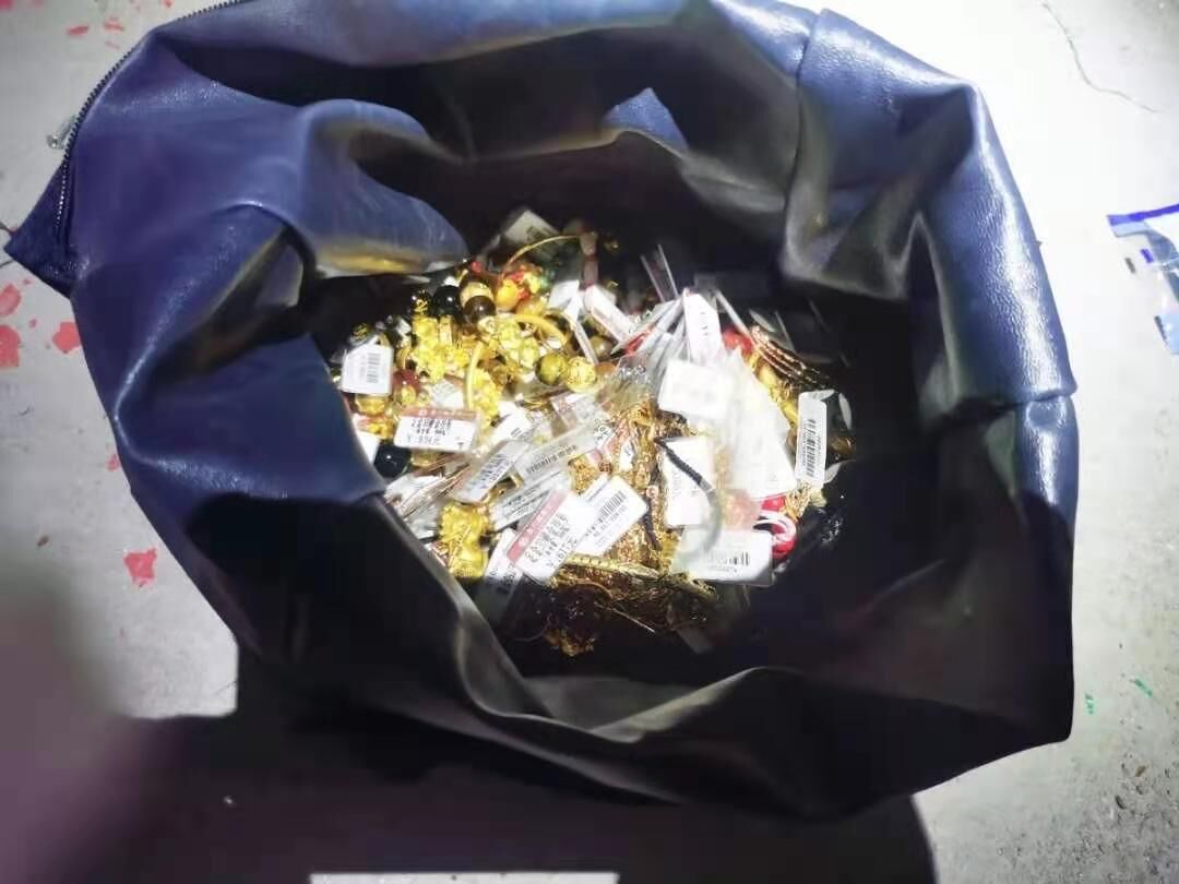 百万金饰“不翼而飞”!小偷“从天而降”入室盗窃休闲区蓝鸢梦想 - Www.slyday.coM 百万金饰“不翼而飞”!小偷“从天而降”入室盗窃休闲区蓝鸢梦想 - Www.slyday.coM