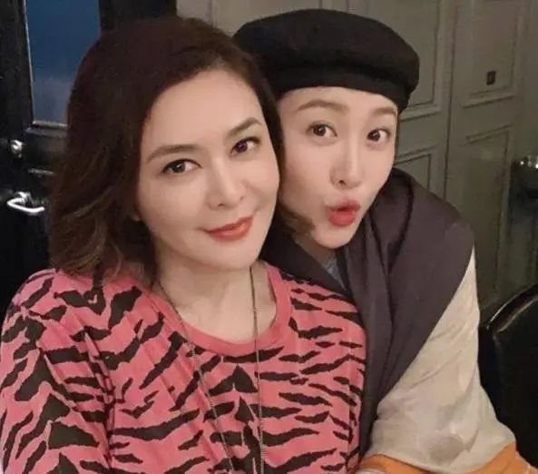 恭喜!41岁TVB前当家花旦迎来人生第一个母亲节,儿子将满一岁开始长牙休闲区蓝鸢梦想 - Www.slyday.coM 恭喜!41岁TVB前当家花旦迎来人生第一个母亲节,儿子将满一岁开始长牙休闲区蓝鸢梦想 - Www.slyday.coM