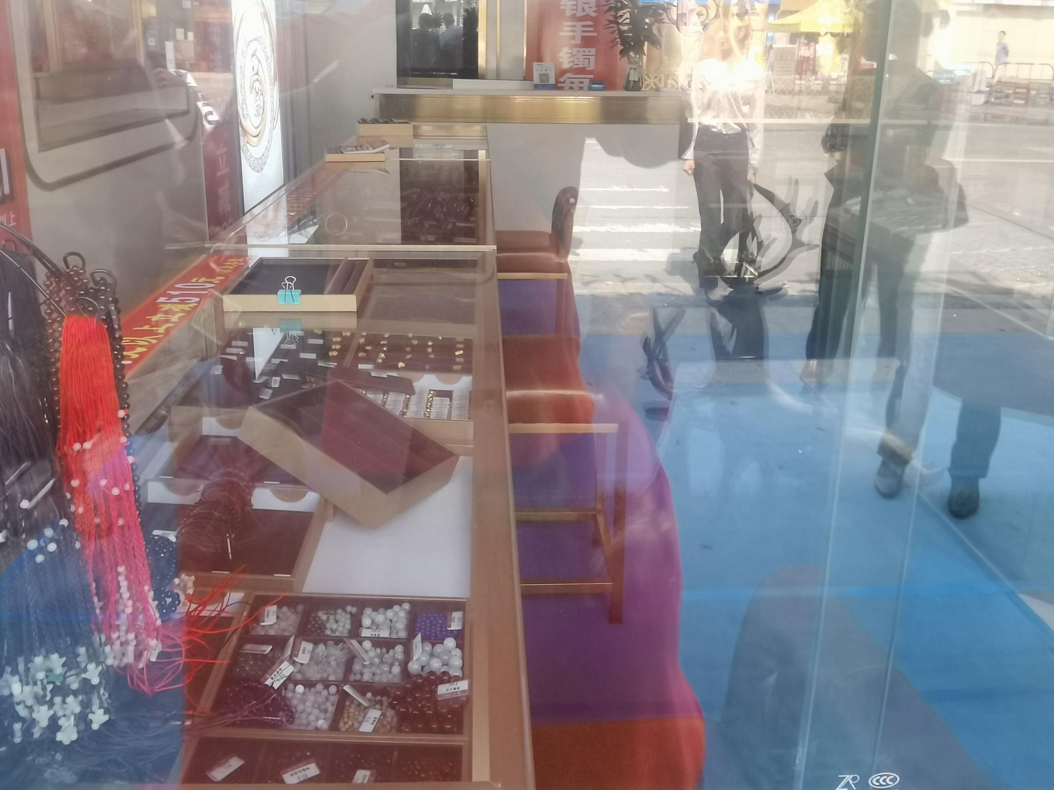 百万金饰“不翼而飞”!小偷“从天而降”入室盗窃休闲区蓝鸢梦想 - Www.slyday.coM 百万金饰“不翼而飞”!小偷“从天而降”入室盗窃休闲区蓝鸢梦想 - Www.slyday.coM