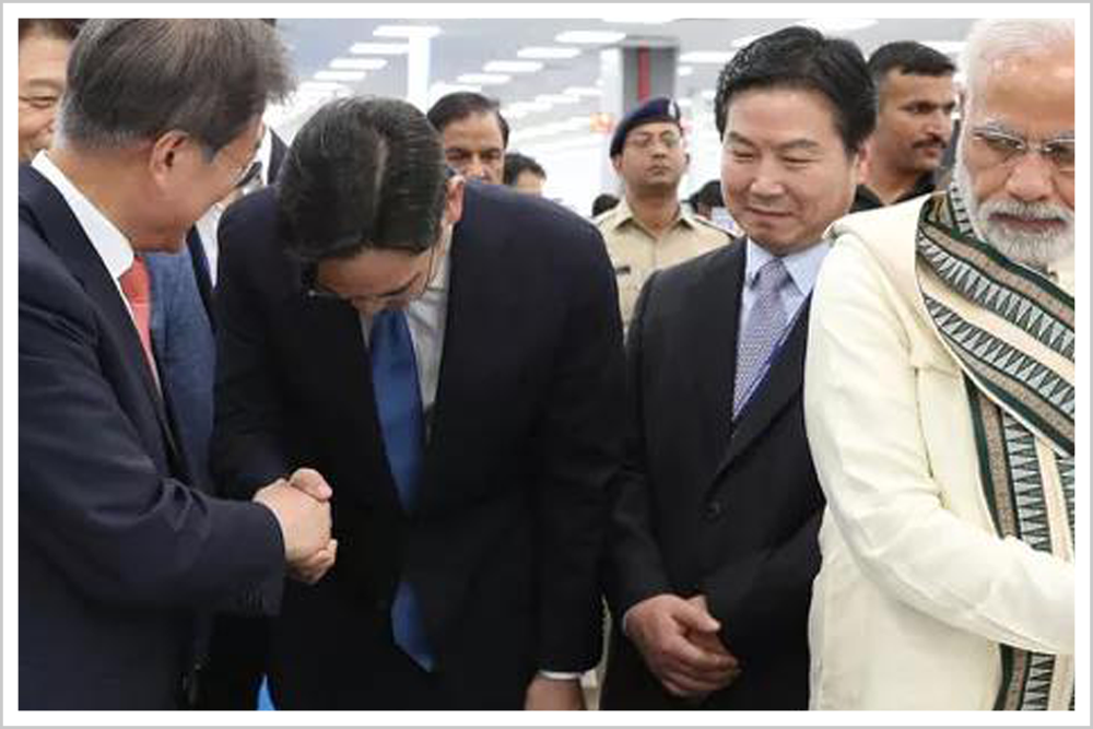 ▲文在寅（左）与李在镕握手  图片来源：韩联社