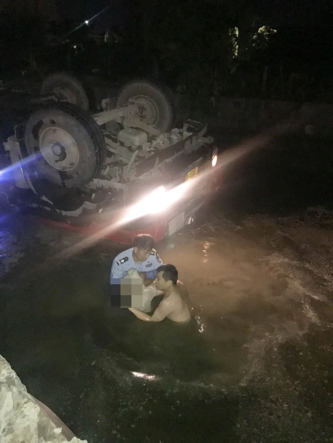 深夜,杭州街头一声巨响,2分钟生死救援随即展开…休闲区蓝鸢梦想 - Www.slyday.coM 深夜,杭州街头一声巨响,2分钟生死救援随即展开…休闲区蓝鸢梦想 - Www.slyday.coM