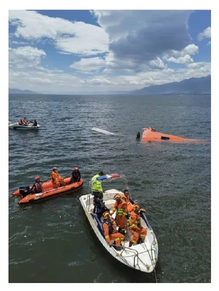 痛心!直升机坠入洱海,4名消防员全部遇难休闲区蓝鸢梦想 - Www.slyday.coM 痛心!直升机坠入洱海,4名消防员全部遇难休闲区蓝鸢梦想 - Www.slyday.coM