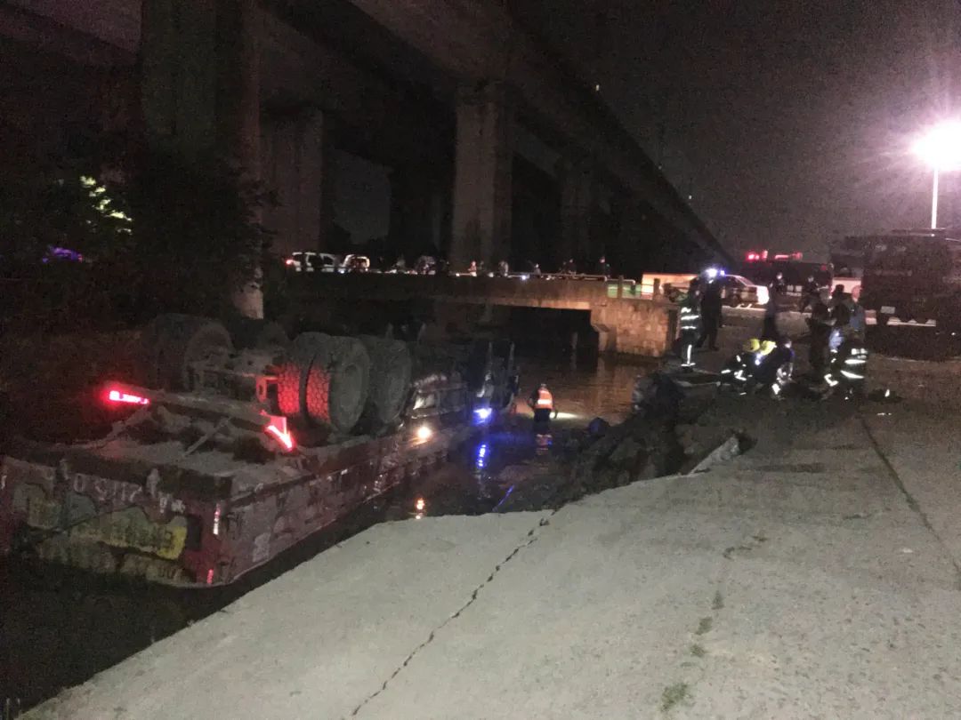 深夜,杭州街头一声巨响,2分钟生死救援随即展开…休闲区蓝鸢梦想 - Www.slyday.coM 深夜,杭州街头一声巨响,2分钟生死救援随即展开…休闲区蓝鸢梦想 - Www.slyday.coM