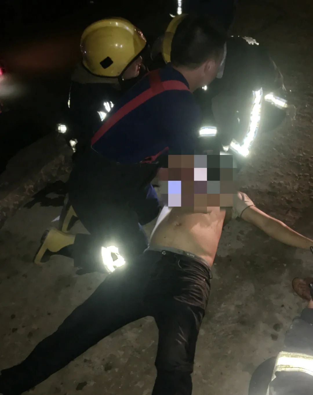 深夜,杭州街头一声巨响,2分钟生死救援随即展开…休闲区蓝鸢梦想 - Www.slyday.coM 深夜,杭州街头一声巨响,2分钟生死救援随即展开…休闲区蓝鸢梦想 - Www.slyday.coM