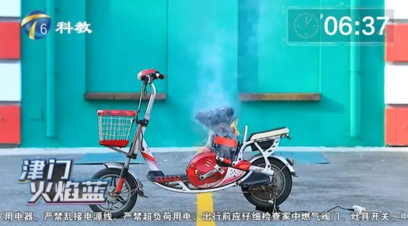 电梯里突然起火!3秒内烧伤多人,包括一名婴儿!你家小区电动车进电梯了么?休闲区蓝鸢梦想 - Www.slyday.coM 电梯里突然起火!3秒内烧伤多人,包括一名婴儿!你家小区电动车进电梯了么?休闲区蓝鸢梦想 - Www.slyday.coM