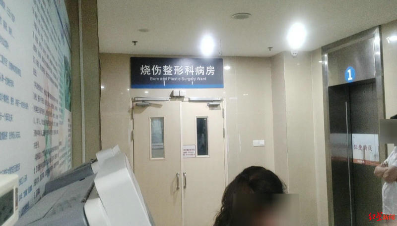 成都一小区电瓶车电梯内爆燃:多人受伤包括一婴儿,有伤者现休克症状休闲区蓝鸢梦想 - Www.slyday.coM 成都一小区电瓶车电梯内爆燃:多人受伤包括一婴儿,有伤者现休克症状休闲区蓝鸢梦想 - Www.slyday.coM