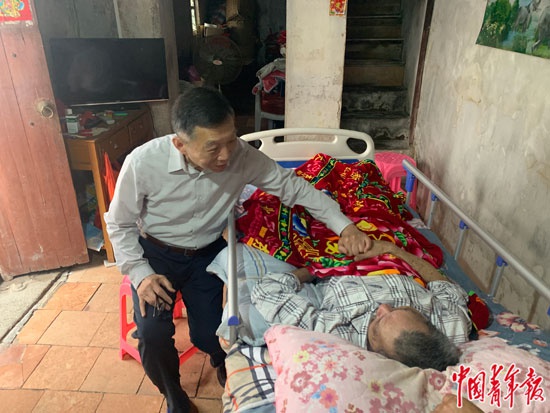 研究员李大川看望方荣山的后代。中青报·中青网记者 杨杰/摄