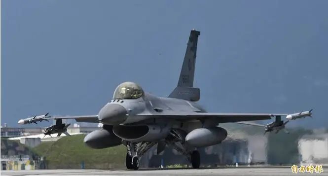 台湾“空军”F-16战机挂载AIM-120空空导弹。图自台湾《自由时报》