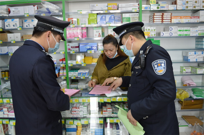 民（辅）警深入行业场所发放宣传单。漠河市公安局 供图