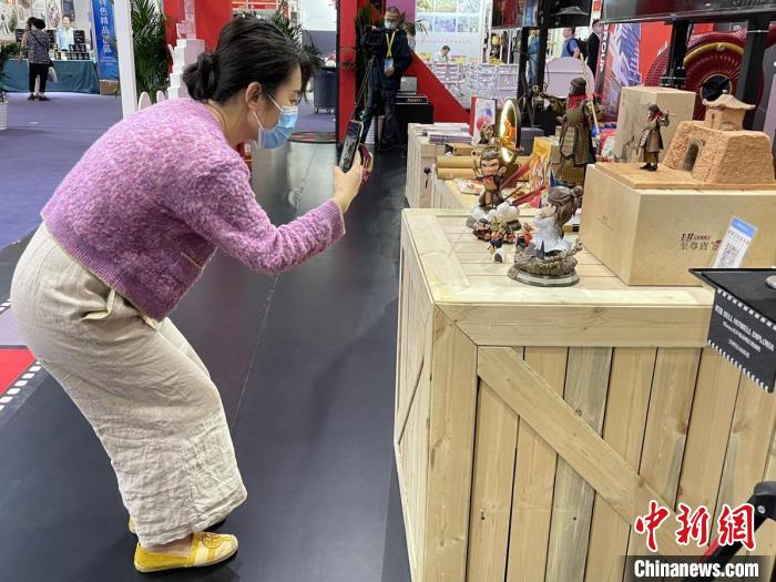观众在展位上拍照留念。 西影集团供图