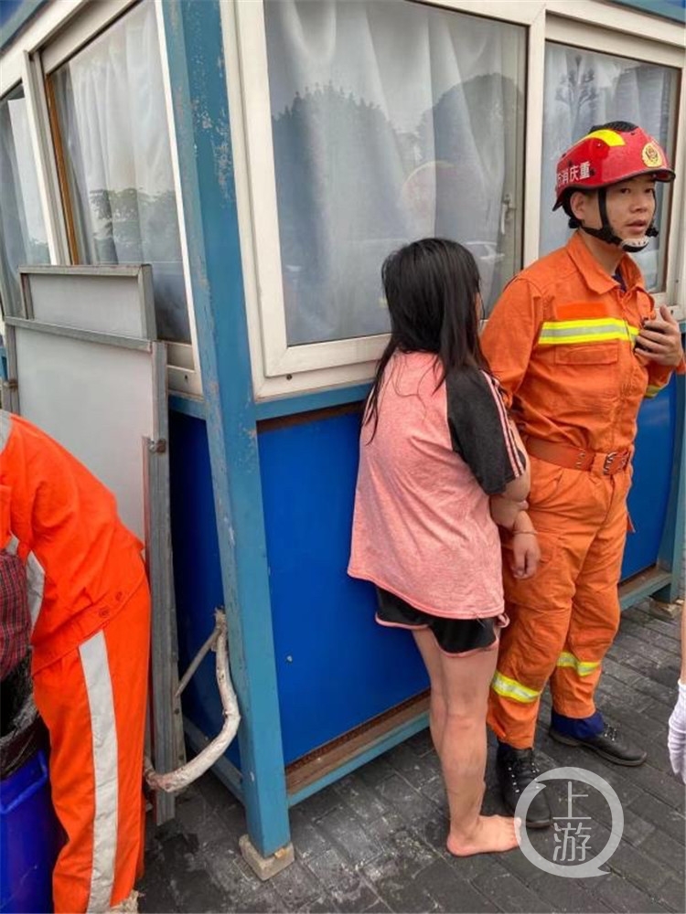 女孩悬坐在30米高的大桥护栏外想轻生 接下来一幕暖心了休闲区蓝鸢梦想 - Www.slyday.coM 女孩悬坐在30米高的大桥护栏外想轻生 接下来一幕暖心了休闲区蓝鸢梦想 - Www.slyday.coM