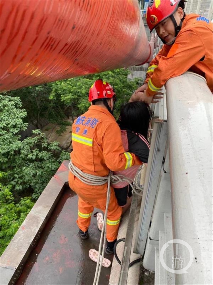 女孩悬坐在30米高的大桥护栏外想轻生 接下来一幕暖心了休闲区蓝鸢梦想 - Www.slyday.coM 女孩悬坐在30米高的大桥护栏外想轻生 接下来一幕暖心了休闲区蓝鸢梦想 - Www.slyday.coM