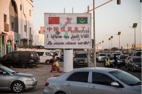 ▲“中国疫苗来了”的标语牌出现在毛里塔尼亚街头