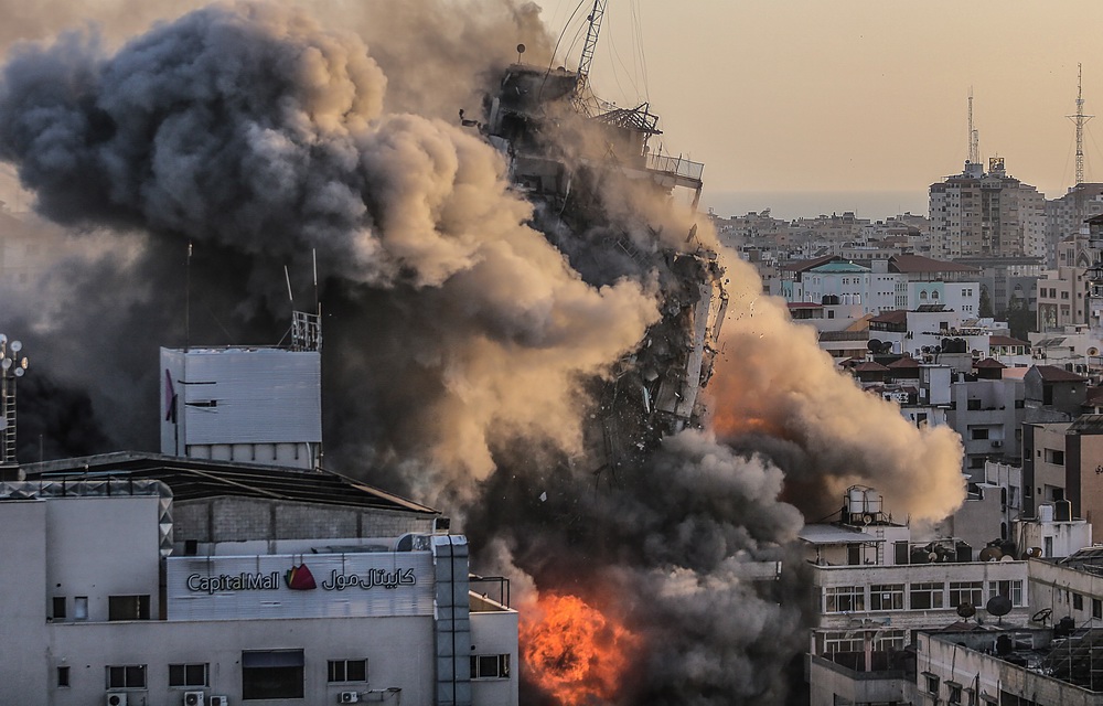 当地时间2021年5月12日，加沙地带，当地遭以色列空袭，现场浓烟滚滚。