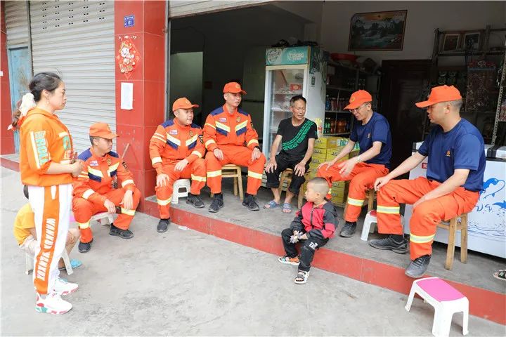 【贵阳两消防员四川勇救落水儿童】 救人消防员结对帮扶被救男孩一家休闲区蓝鸢梦想 - Www.slyday.coM 【贵阳两消防员四川勇救落水儿童】 救人消防员结对帮扶被救男孩一家休闲区蓝鸢梦想 - Www.slyday.coM