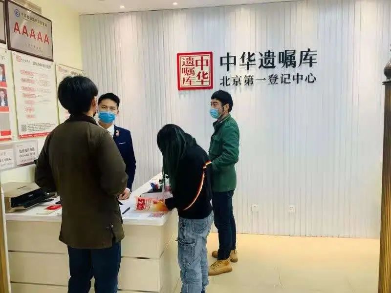 在中华遗嘱库咨询遗嘱办理的年轻人。受访者供图