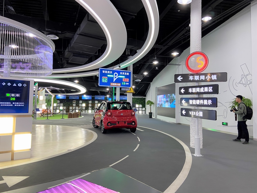 在这个小镇里车和路都变得聪明：自动泊车、一键呼叫驶出……