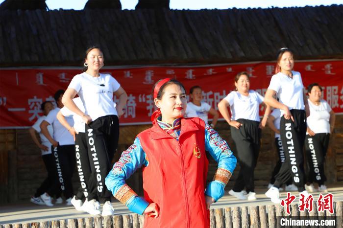 图为突泉县乌兰牧骑演员带领村民跳舞。　张林虎 摄