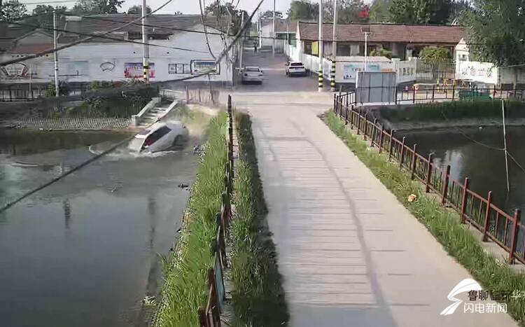 了不起的山东人|聊城临清一小汽车失控冲进鱼塘 众乡邻接力解救落水夫妻休闲区蓝鸢梦想 - Www.slyday.coM 了不起的山东人|聊城临清一小汽车失控冲进鱼塘 众乡邻接力解救落水夫妻休闲区蓝鸢梦想 - Www.slyday.coM