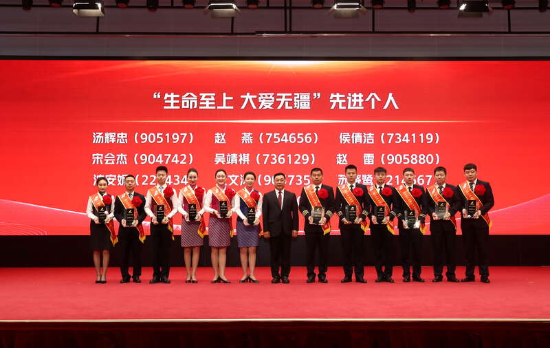 断臂男孩获救!南航为此开了个隆重的表彰会休闲区蓝鸢梦想 - Www.slyday.coM 断臂男孩获救!南航为此开了个隆重的表彰会休闲区蓝鸢梦想 - Www.slyday.coM