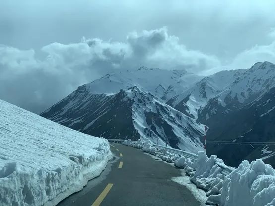 ▲通往丁喀执勤点的公路积雪厚度逾一米,只有在出动工程车进行铲雪后,才能通行。(陈向阳/摄)