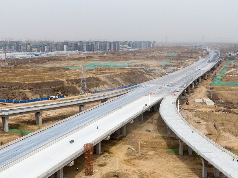 建设中的京雄高速（河北段）（图片来源：CFP）