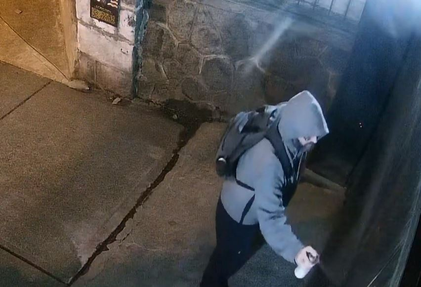 中国驻温哥华总领馆遭种族主义分子恶意泼洒和喷涂休闲区蓝鸢梦想 - Www.slyday.coM 中国驻温哥华总领馆遭种族主义分子恶意泼洒和喷涂休闲区蓝鸢梦想 - Www.slyday.coM