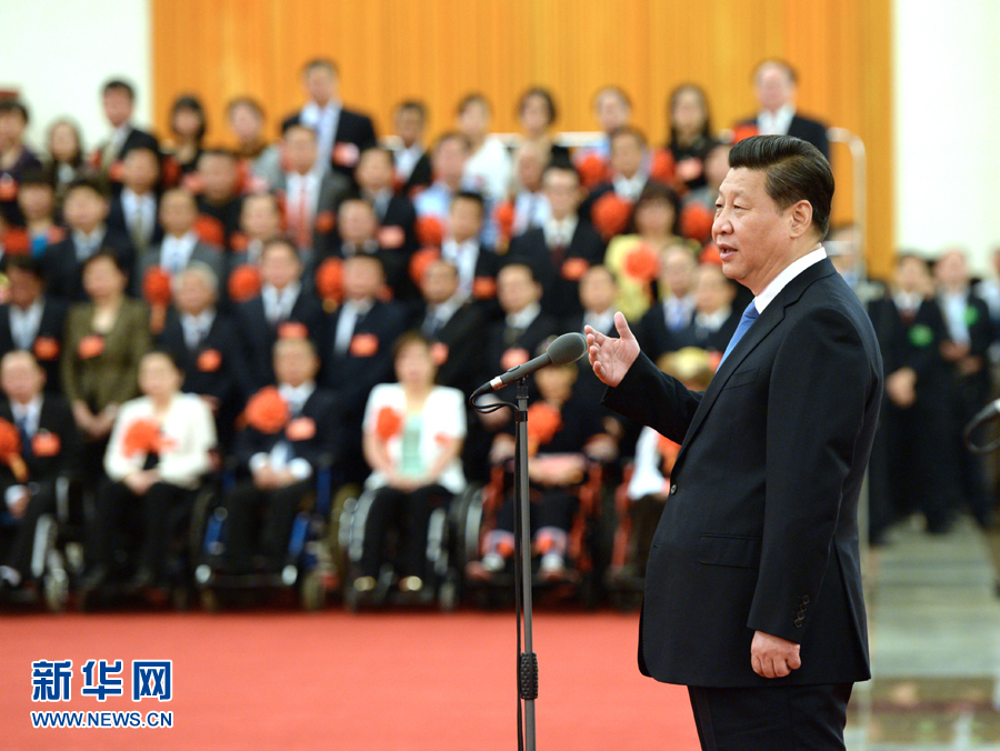 2014年5月16日，习近平在北京人民大会堂会见第五次全国自强模范暨助残先进集体和个人表彰大会受表彰代表。新华社记者 马占成 摄