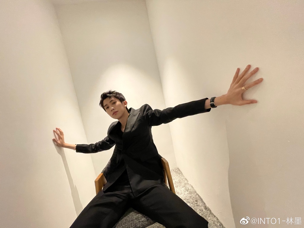 INTO1成员林墨见到工作人员摔倒大笑,发文道歉:以后绝不再发生了!休闲区蓝鸢梦想 - Www.slyday.coM INTO1成员林墨见到工作人员摔倒大笑,发文道歉:以后绝不再发生了!休闲区蓝鸢梦想 - Www.slyday.coM