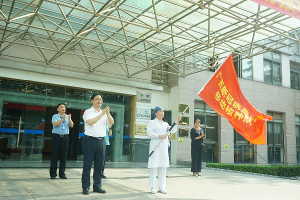 　　广西新冠病毒疫苗移动接种队授旗现场（央广网发 李娴摄）