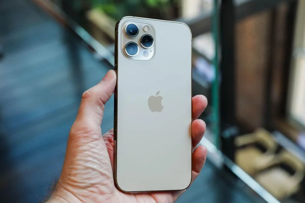 iPhone12Pro白色,iphone12pro黑色 可出手了去年买iphone12pro的钱今年可买12promax