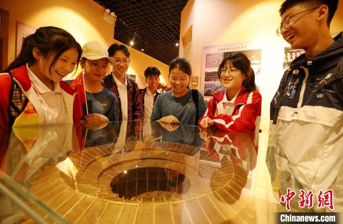 学生参观三江侗族博物馆。　吴练勋 摄