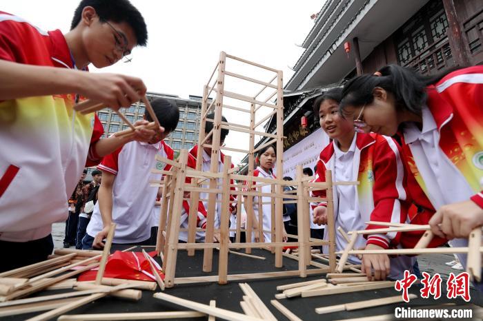 学生合力搭建侗族木构建筑积木。　吴练勋 摄