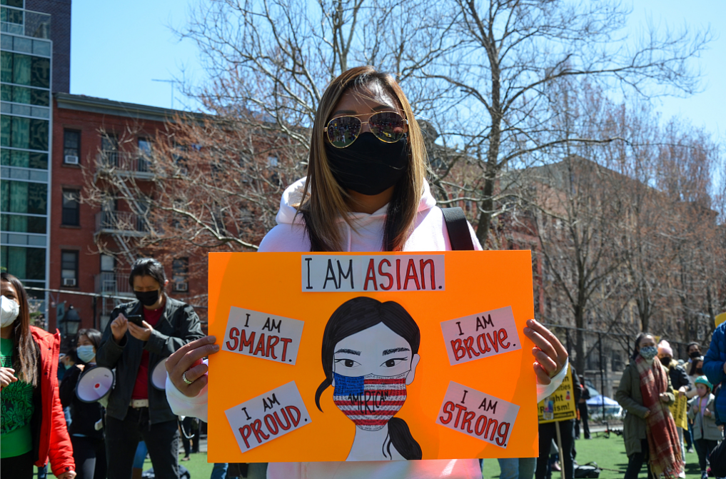 ▲纽约民手举“反对亚裔仇恨”的标语，表达对亚裔社区的支持（资料图）