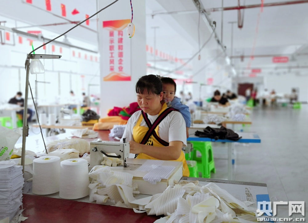 安置点服装厂（央广网记者 陈锐海 摄）