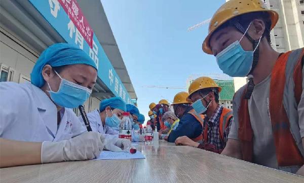 医护人员在为农民工进行身体检查