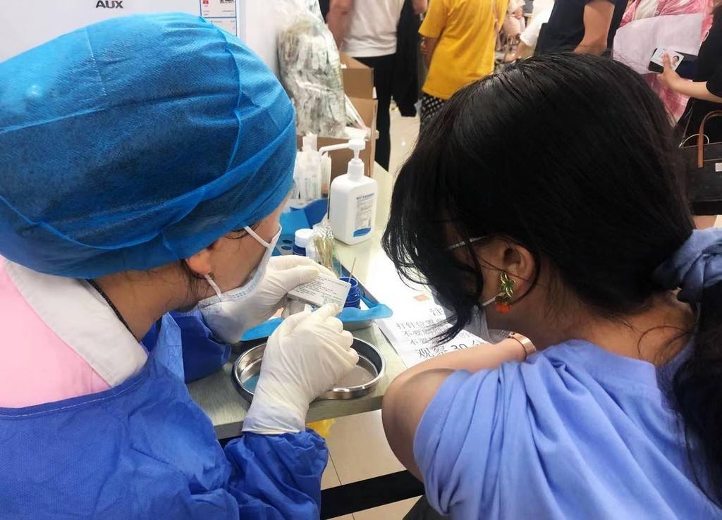 医务人员轮班上阵 社区新冠疫苗大规模接种休闲区蓝鸢梦想 - Www.slyday.coM 医务人员轮班上阵 社区新冠疫苗大规模接种休闲区蓝鸢梦想 - Www.slyday.coM