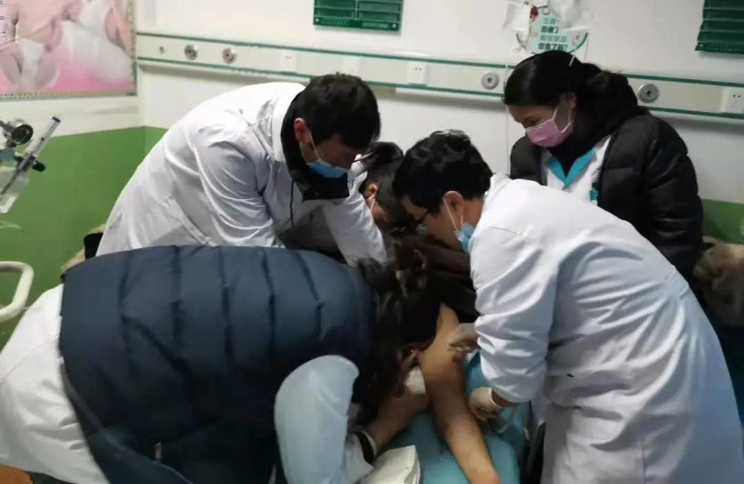 孕妇脐带脱垂、胎儿命悬一线,还好有他们!休闲区蓝鸢梦想 - Www.slyday.coM 孕妇脐带脱垂、胎儿命悬一线,还好有他们!休闲区蓝鸢梦想 - Www.slyday.coM