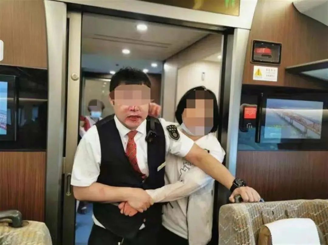 女子殴打列车长还脱衣躺地上!通报来了休闲区蓝鸢梦想 - Www.slyday.coM 女子殴打列车长还脱衣躺地上!通报来了休闲区蓝鸢梦想 - Www.slyday.coM