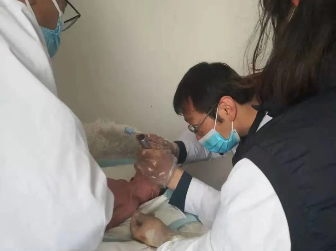 孕妇脐带脱垂、胎儿命悬一线,还好有他们!休闲区蓝鸢梦想 - Www.slyday.coM 孕妇脐带脱垂、胎儿命悬一线,还好有他们!休闲区蓝鸢梦想 - Www.slyday.coM