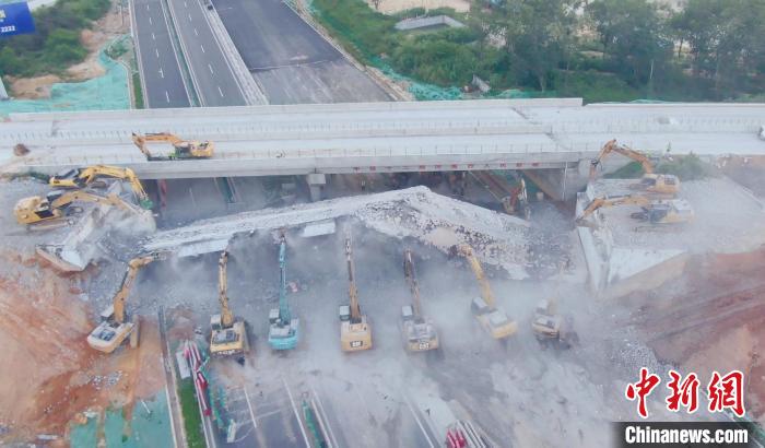 阳茂高速改扩建项目完成全线跨线桥拆架工程 沈高 摄