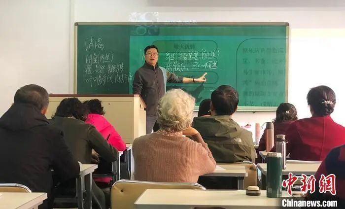资料图:老人在长春中医药大学老年课堂上课。 郭佳 摄