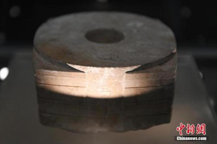 资料图:浙江博物馆展出镇馆之宝——“良渚玉琮王”。中新社记者 王远 摄